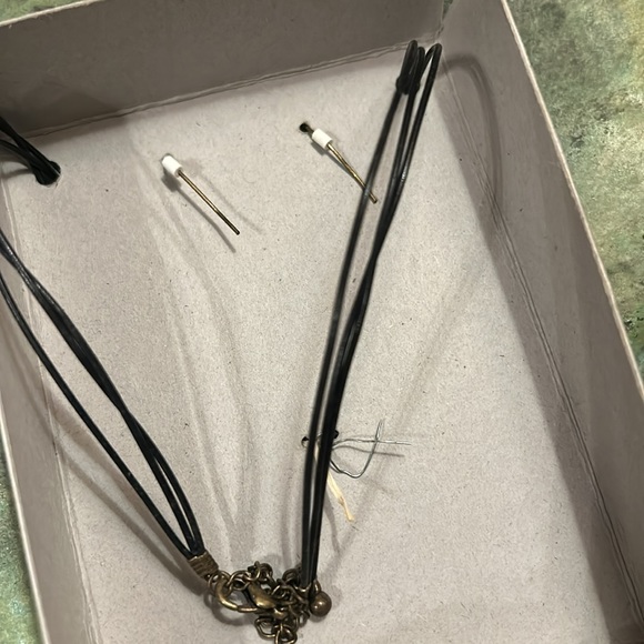 Necklace and pierced earring set. - Picture 2 of 3